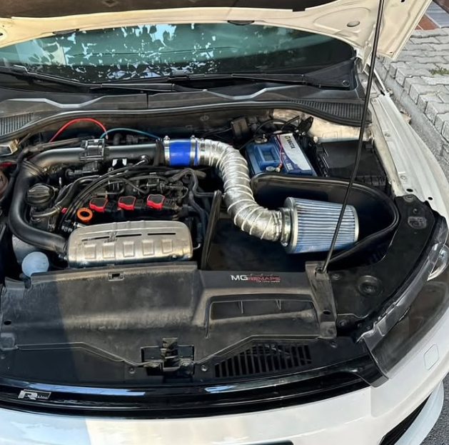 VW Golf R-Line — FlowTech mavi hava giriş kiti